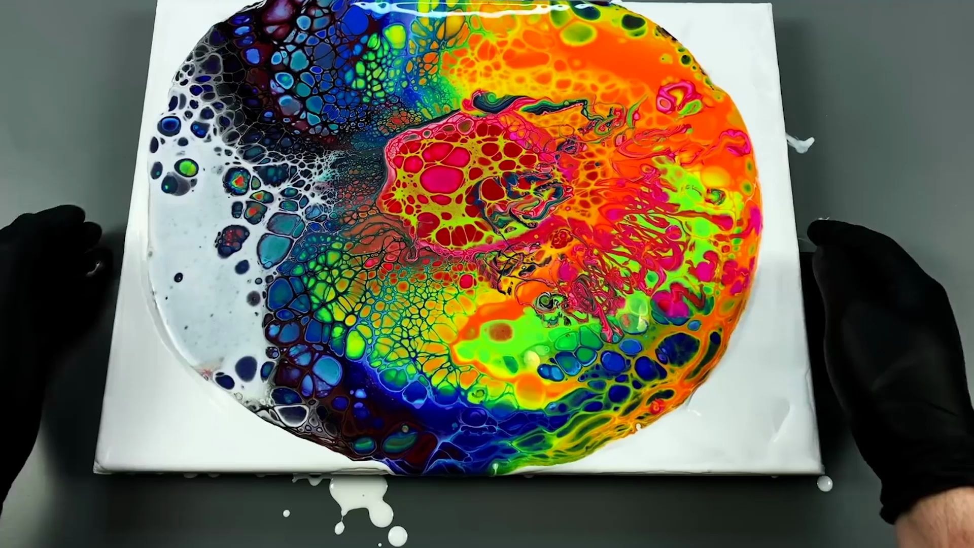 流動(dòng)與凝固的交融 流體藝術(shù)與健身器材的創(chuàng)新結(jié)合